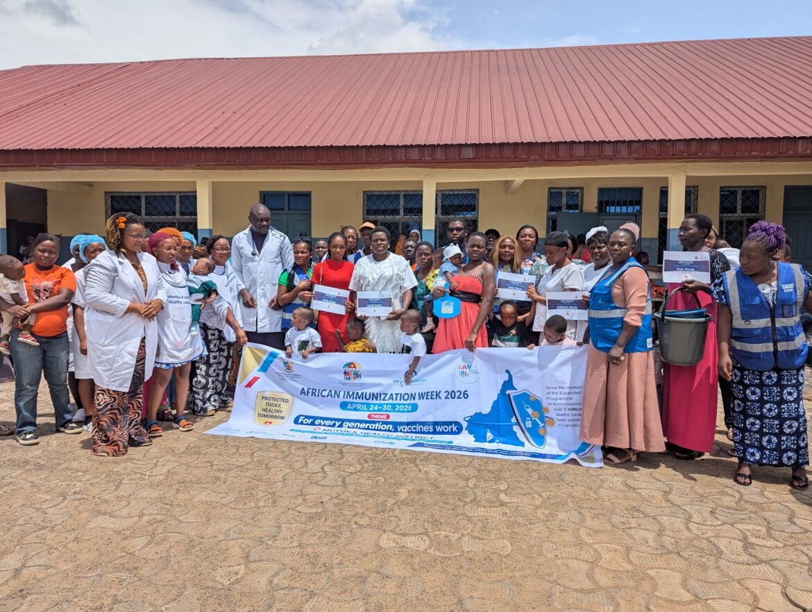 District Medical Officer, Director of Hospital, parents, children, community workers and vaccination teams in a group picture